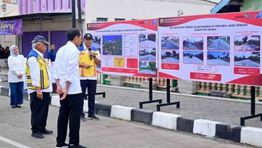 Jokowi Tinjau Jalan Solo-Purwodadi, Sindir Jalan Jelek Anggaran Bengkak