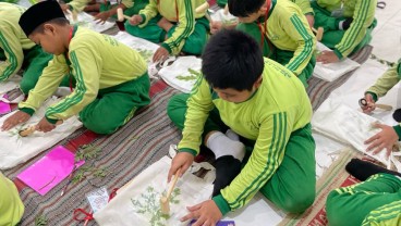 Pelajar Demak Belajar Ecoprint di Sentra Batik Malon