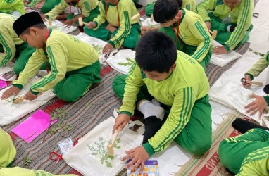 Pelajar Demak Belajar Ecoprint di Sentra Batik Malon