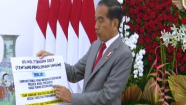 Jokowi Bawa Kertas, Tegaskan Aturan Presiden Boleh Kampanye