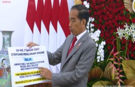 Jokowi Bawa Kertas, Tegaskan Aturan Presiden Boleh Kampanye