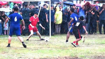 Presiden Jokowi Bermain Bola saat Hujan dengan Sejumlah Remaja