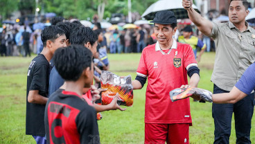 Presiden Jokowi Bermain Bola Dengan Sejumlah Remaja