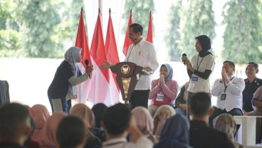 Kemesraan Jokowi Saat Temui Ibu Nasabah PNM Magelang