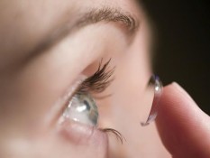 Hal yang Harus Diperhatikan oleh Pengguna Lensa Kontak, Efek Samping Hingga Kebersihan