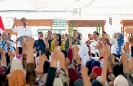 Jokowi Ajak Sultan Jogja Temui 5.000 Nasabah PNM Mekaar di Bantul