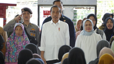 Jokowi Kasih Iriana Hadiah Tas Produk Nasabah PNM Wonogiri