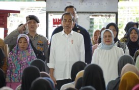 Jokowi Kasih Iriana Hadiah Tas Produk Nasabah PNM Wonogiri