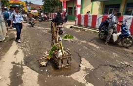 Kawasan Wisata Batik Trusmi Cirebon Masih Terganggu Jalan Rusak