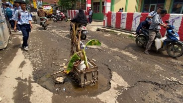 Kawasan Wisata Batik Trusmi Cirebon Masih Terganggu Jalan Rusak