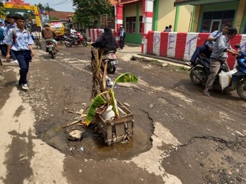 Kawasan Wisata Batik Trusmi Cirebon Masih Terganggu Jalan Rusak