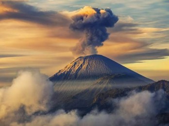 Gunung Semeru Memuntahkan Abu Vulkanik, Ini Imbauan PVMBG