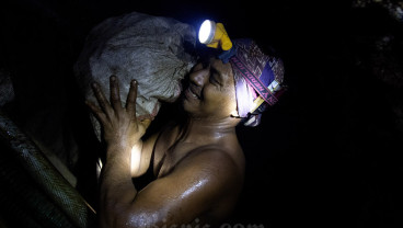 Penambang Tradisional di Pulau Obi