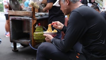 Makan Mi Ayam, Persiapan Ganjar Pranowo Jelang Debat Capres Kelima