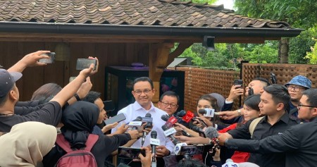 Capres Anies Baswedan menanggapi pertanyaan wartawan menjelang debat terakhir/Bisnis.com - Lukman