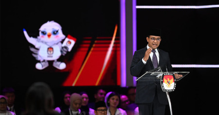 CEK FAKTA : Uji Klaim Anies Soal 45 Juta Orang Belum Bekerja Layak. Capres nomor urut 1 Anies Baswedan menyampaikan pandangannya saat debat kelima Pilpres 2024 di Balai Sidang Jakarta Convention Center (JCC) Senayan, Jakarta, Minggu (4/2/2024). ANTARA FOTO/Aditya Pradana Putra