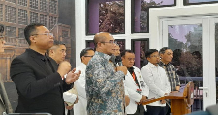 DKPP Sanksi Ketua KPU, Langgar Etik Terkait Pendaftaran Cawapres Gibran. Ketua Komisi Pemilihan Umum (KPU) Hasyim Asyari (tengah) memberikan keterangan pers terkait hasil pemeriksaan kesehatan bakal pasangan capres-cawapres sebagai syarat pendaftaran Pilpres 2024, Jumat (27/10/2023). JIBI/Bisnis-Reyhan Fernanda Fajarihza