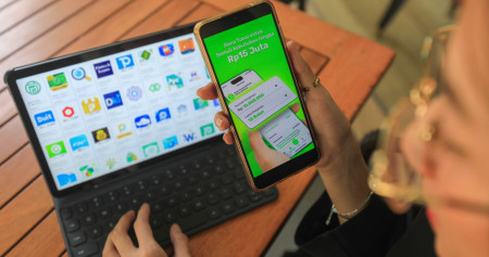 Daftar pinjaman online 500rb langsung cair yang legal dan sudah terdaftar di OJK. Pegawai mencari informasi tentang pinjaman online atau pinjol di salah satu perkantoran, Jakarta pada Senin (14/8/2023). - Bisnis/Himawan L Nugraha