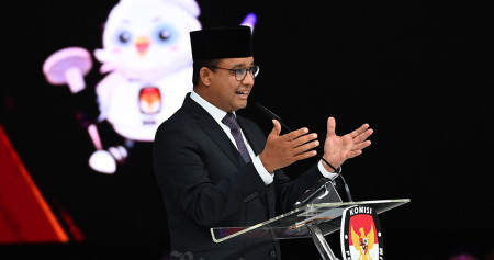 Begini Respons Anies Soal Sanksi DKPP Terhadap Ketua KPU. Capres nomor urut 1 Anies Baswedan menyampaikan pandangannya saat debat kelima Pilpres 2024 di Balai Sidang Jakarta Convention Center (JCC) Senayan, Jakarta, Minggu (4/2/2024). Debat kali ini bertemakan kesejahteraan sosial, kebudayaan, pendidikan, teknologi informasi, kesehatan, ketenagakerjaan, sumber daya manusia, dan inklusi. ANTARA FOTO/Aditya Pradana Putra