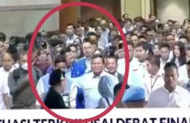 CEK FAKTA: Viral Video Prabowo Tarik Gibran sampai Hampir Terjungkal, Benarkah?