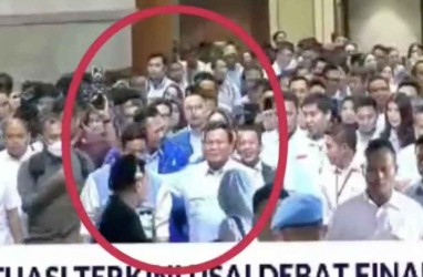 CEK FAKTA: Viral Video Prabowo Tarik Gibran sampai Hampir Terjungkal, Benarkah?