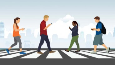 Ini Lho Bahayanya Main Ponsel Saat Berjalan Kaki
