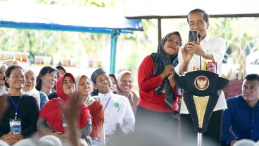 Jokowi Acungkan Jempol Untuk Produk Ibu Sri, Nasabah PNM Mekaar