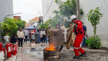 Pelindo Marine Latih Warga Menggunakan Alat Pemadam Api