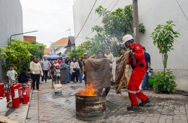 Pelindo Marine Latih Warga Menggunakan Alat Pemadam Api