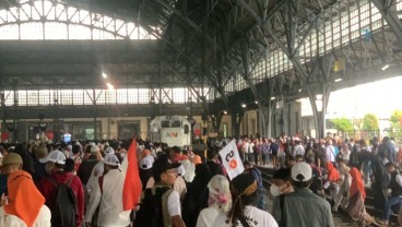 Penumpang KRL Numpuk di Stasiun Priok jelang Kampanye Anies-Muhaimin di JIS