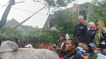 Momen Ganjar-Mahfud Tonton Wayang Lakon 'Tunduknya Kejahatan' di Depan Kantor Gibran