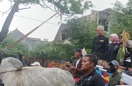 Momen Ganjar-Mahfud Tonton Wayang Lakon 'Tunduknya Kejahatan' di Depan Kantor Gibran