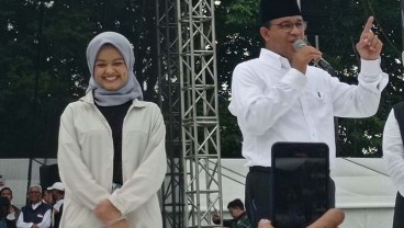 Momen Mutiara Baswedan Tampil Beda, Berhijab Temani Anies