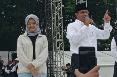 Momen Mutiara Baswedan Tampil Beda, Berhijab Temani Anies