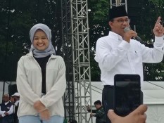 Momen Mutiara Baswedan Tampil Beda, Berhijab Temani Anies