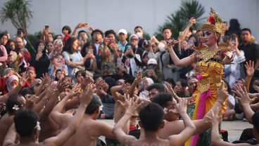 Pertunjukan Tari Kecak di TMII