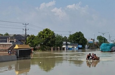 Banjir Demak 2024: Tega! Isi Truk Ini Dicuri Saat Terjebak Banjir