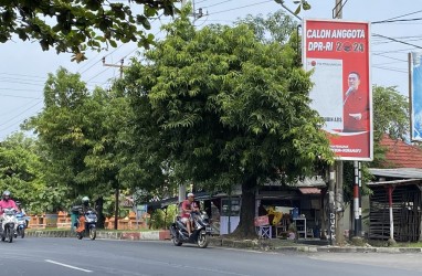 Baliho Peserta Pemilu Masih Terpampang di Kabupaten Cirebon