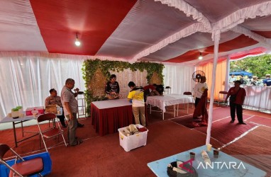 Ganjar dan Keluarga Mencoblos di TPS 11 Lempongsari Semarang