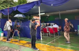 Tom Lembong Coblos Satu TPS Bareng Surya Paloh