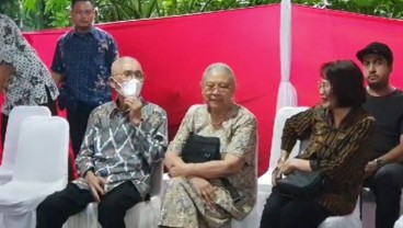 Mantan Wapres Try Sutrisno Gunakan Hak Pilih di TPS 43 Menteng