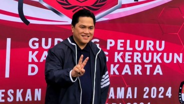 Erick Thohir Berpose Salam Dua Jari Usai Mencoblos Pemilu 2024
