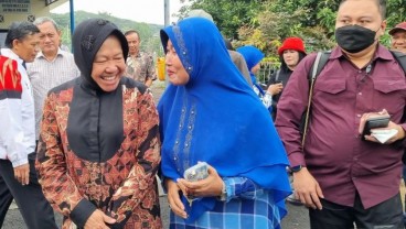 Menteri Risma Ngobrol dengan Warga Seusai Nyoblos Pemilu 2024 di Surabaya