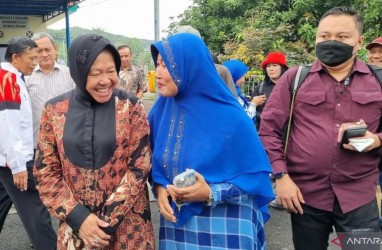 Menteri Risma Ngobrol dengan Warga Seusai Nyoblos Pemilu 2024 di Surabaya