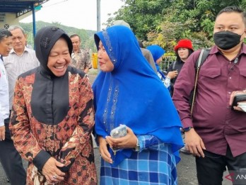 Menteri Risma Ngobrol dengan Warga Seusai Nyoblos Pemilu 2024 di Surabaya