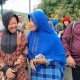 Menteri Risma Ngobrol dengan Warga Seusai Nyoblos Pemilu 2024 di Surabaya