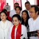 Pilpres 2024, Megawati Beri Salam Metal Usai Nyoblos di Kebagusan