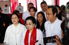 Pilpres 2024, Megawati Beri Salam Metal Usai Nyoblos di Kebagusan