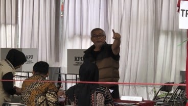 Ragam Ekspresi Napi Korupsi Saat Mencoblos, Setnov Pose 2 Jari, Akil Muchtar Acungkan 1 Jari