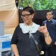 Pakai Baju Hitam, Menlu Retno dan Suami Nyoblos di TPS 156 Depok